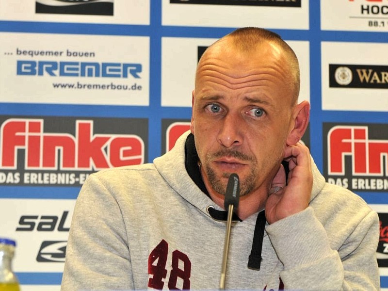 2. Fussball Bundesliga: SC Paderborn - 1. FC Köln 1:2 (0:1): Kölns Trainer Holger Stanislawski bei der Pressekonferenz.