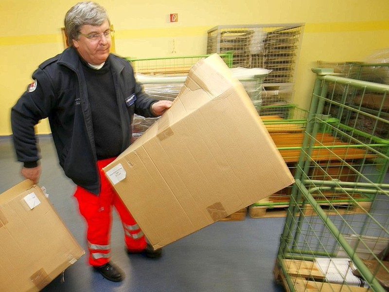 DRK-Mitarbeiter (Landesverband und Kreisverband Unna) errichten Schlafplätze für Flüchtlinge in der ehem. Landesstelle in Unna-MassenDer ehemalige Kindergarten Abenteuerland wird für die Flüchtlinge hergerichtet.