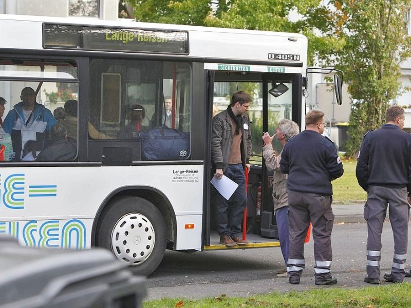 Die ersten Flüchtlinge kommen per Bus aus Dortmund. Am späten Nachmittag ereichen sie Massen.