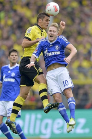 Der FC Schalke 04 hat das Revierderby gegen Borussia Dortmund mit 2:1 (1:0) gewonnen.