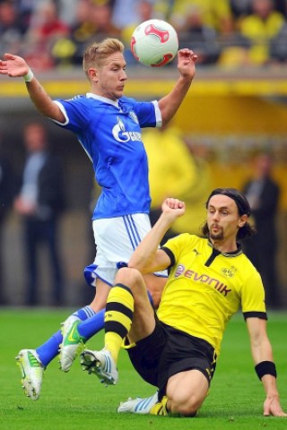 Der FC Schalke 04 hat das Revierderby gegen Borussia Dortmund mit 2:1 (1:0) gewonnen.