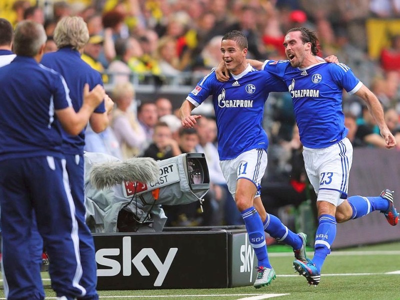 Der FC Schalke 04 hat das Revierderby gegen Borussia Dortmund mit 2:1 (1:0) gewonnen.