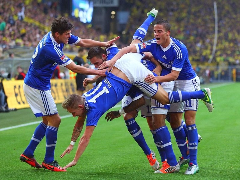 Der FC Schalke 04 hat das Revierderby gegen Borussia Dortmund mit 2:1 (1:0) gewonnen.