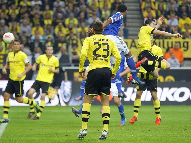 Der FC Schalke 04 hat das Revierderby gegen Borussia Dortmund mit 2:1 (1:0) gewonnen.