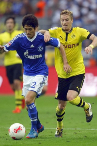 Der FC Schalke 04 hat das Revierderby gegen Borussia Dortmund mit 2:1 (1:0) gewonnen.