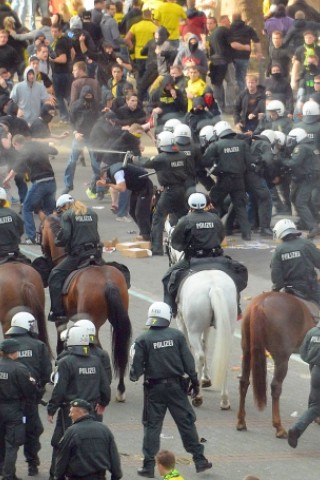 Die Polizei musste an vielen Stellen auf dem Weg zum Stadion eingreifen und wurde...