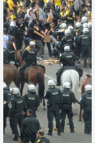 ...von gewaltbereiten 'Fans' auch mit Flaschen, Pflastersteinen und anderen Gegenständen beworfen...