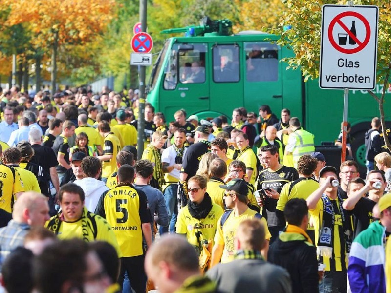 ...der Wasserwerfer der Polizei am Stadion war allerdings nicht nur Deko - er kam zum Einsatz.