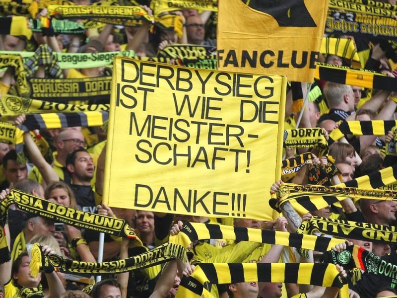 Während des Spiels ging es mit den gegenseitigen Provokationen zwischen Fans des FC Schalke 04 und dem BVB weiter.