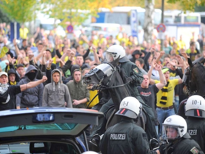 Die Stimmung rund um das Revier-Derby Borussia Dortmund gegen Schalke 04 war teils äußerst aggressiv. Die Polizei musste gegen gewaltbereite Fans beider Gruppen vorgehen.