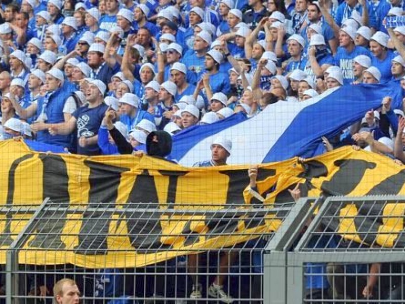 Die Stimmung rund um das Revier-Derby Borussia Dortmund gegen Schalke 04 war teils äußerst aggressiv. Die Polizei musste gegen gewaltbereite Fans beider Gruppen vorgehen.