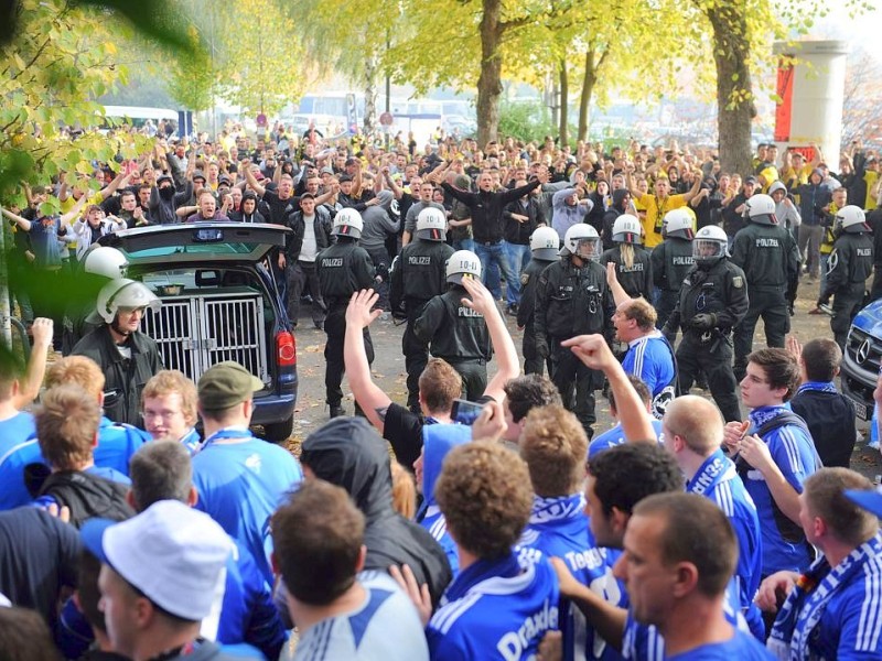 Die Stimmung rund um das Revier-Derby Borussia Dortmund gegen Schalke 04 war teils äußerst aggressiv. Die Polizei musste gegen gewaltbereite Fans beider Gruppen vorgehen.