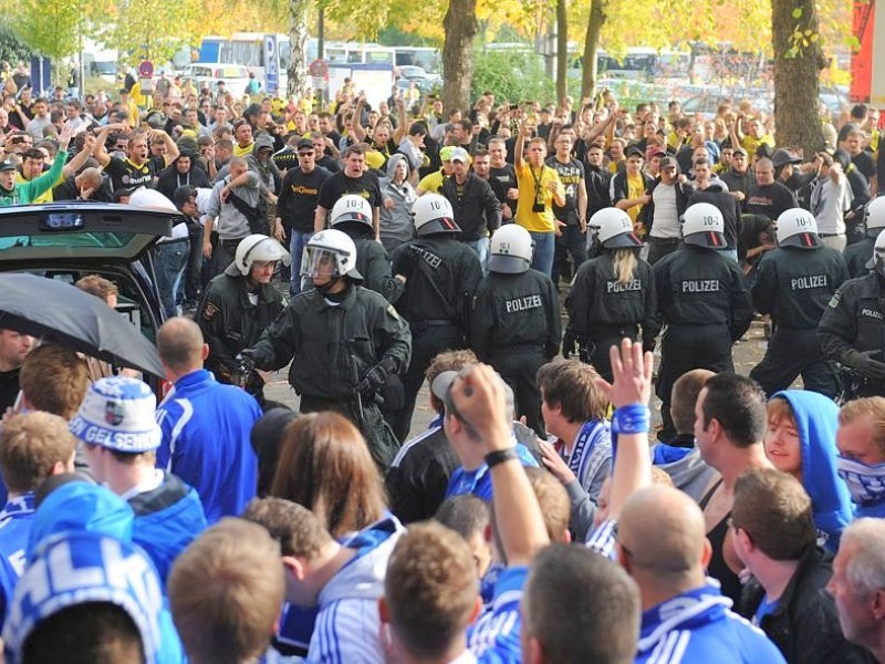 Die Stimmung rund um das Revier-Derby Borussia Dortmund gegen Schalke 04 war teils äußerst aggressiv. Die Polizei musste gegen gewaltbereite Fans beider Gruppen vorgehen.