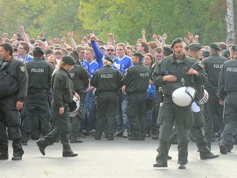 Die Stimmung rund um das Revier-Derby Borussia Dortmund gegen Schalke 04 war teils äußerst aggressiv. Die Polizei musste gegen gewaltbereite Fans beider Gruppen vorgehen.