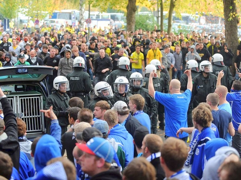 Die Stimmung rund um das Revier-Derby Borussia Dortmund gegen Schalke 04 war teils äußerst aggressiv. Die Polizei musste gegen gewaltbereite Fans beider Gruppen vorgehen.