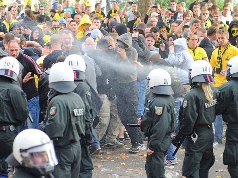 Die Stimmung rund um das Revier-Derby Borussia Dortmund gegen Schalke 04 war teils äußerst aggressiv. Die Polizei musste gegen gewaltbereite Fans beider Gruppen vorgehen.