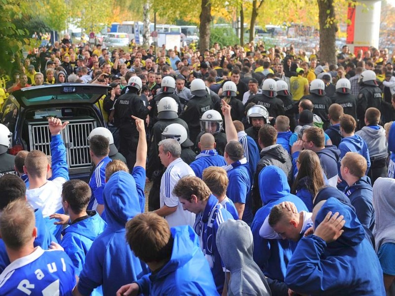 Die Stimmung rund um das Revier-Derby Borussia Dortmund gegen Schalke 04 war teils äußerst aggressiv. Die Polizei musste gegen gewaltbereite Fans beider Gruppen vorgehen.