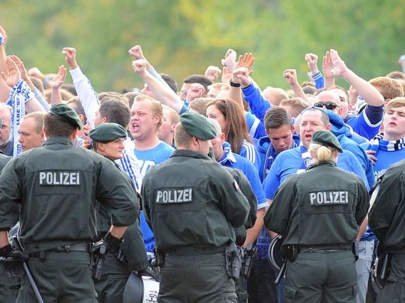 Die Stimmung rund um das Revier-Derby Borussia Dortmund gegen Schalke 04 war teils äußerst aggressiv. Die Polizei musste gegen gewaltbereite Fans beider Gruppen vorgehen.