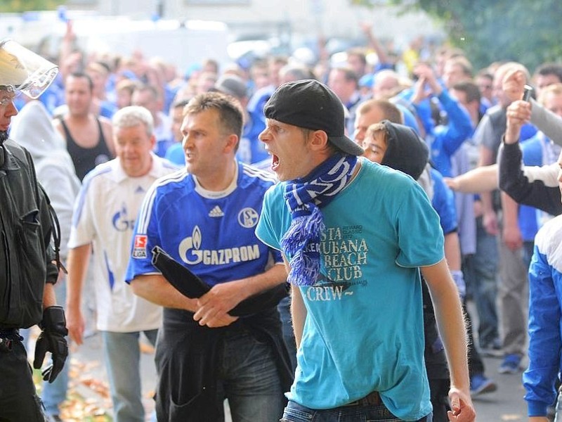 Die Stimmung rund um das Revier-Derby Borussia Dortmund gegen Schalke 04 war teils äußerst aggressiv. Die Polizei musste gegen gewaltbereite Fans beider Gruppen vorgehen.