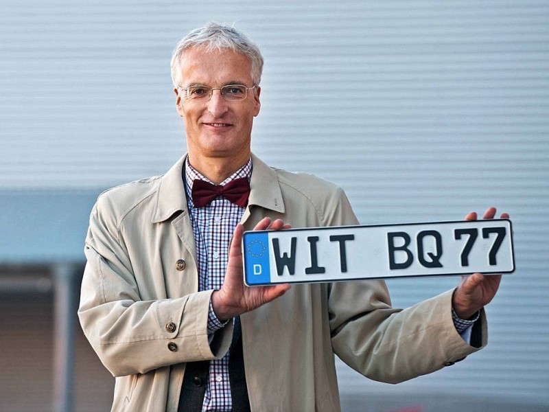 Am Mittwoch, den 14.11.2012 wurden an dem Straßenverkerhsamt in Witten-Herbede erstmals seit 1976 wieder amtliche Kennzeichen mit dem Kürzel WIT ausgegeben. Prof. Bochert war einer der Initiatoren der Wiedereinführung. Foto: Olaf Ziegler / WAZ FotoPool