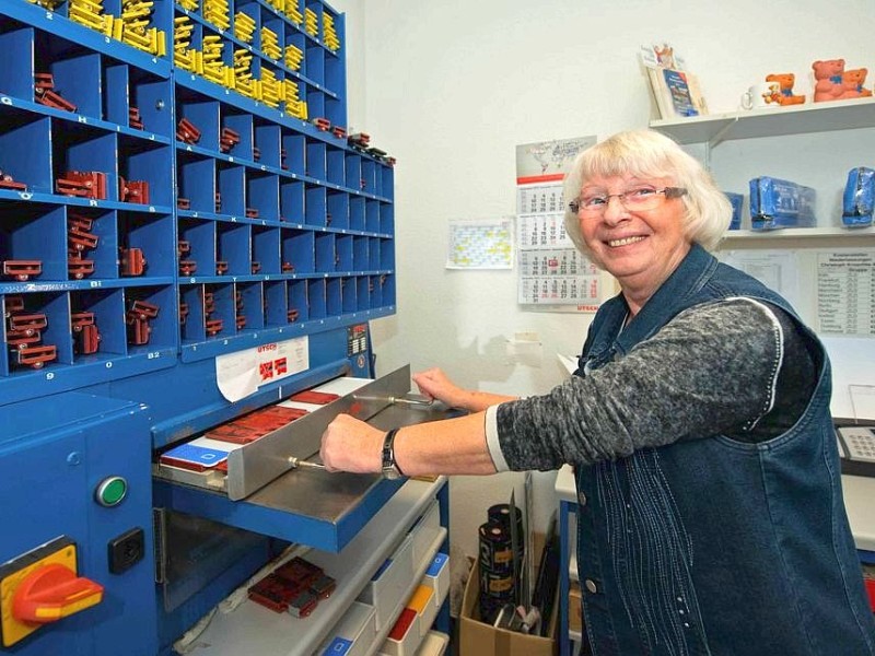 Am Mittwoch, den 14.11.2012 wurden an dem Straßenverkerhsamt in Witten-Herbede erstmals seit 1976 wieder amtliche Kennzeichen mit dem Kürzel WIT ausgegeben. Rosemarie Marmutta fertigt die Kennzeichen an. Foto: Olaf Ziegler / WAZ FotoPool