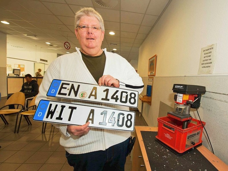 Am Mittwoch, den 14.11.2012 wurden an dem Straßenverkerhsamt in Witten-Herbede erstmals seit 1976 wieder amtliche Kennzeichen mit dem Kürzel WIT ausgegeben. Michael Seib tauschte sein Nummernschild aus. Foto: Olaf Ziegler / WAZ FotoPool