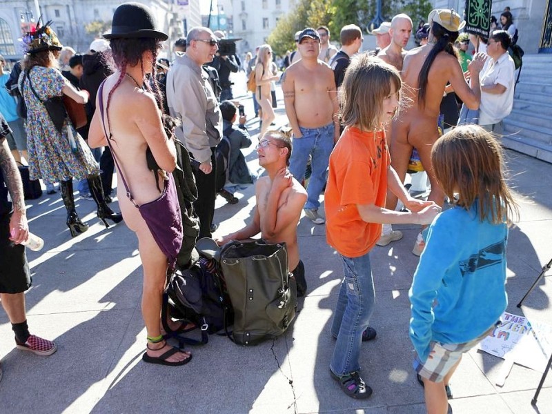 San Francisco sagt den Nackedeis den Kampf an: Künftig dürfen sich Bewohner und Gäste der US-Metropole nicht mehr im Adamskostüm auf den Straßen zeigen.