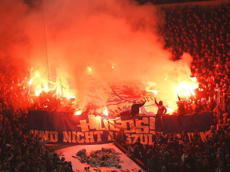 Wenige Anhänger des FC Schalke 04 sorgten am während des Spitzenspiels gegen Eintracht Frankfurt für Feuer und Qualm in der Nordkurve der Schalke-Arena.