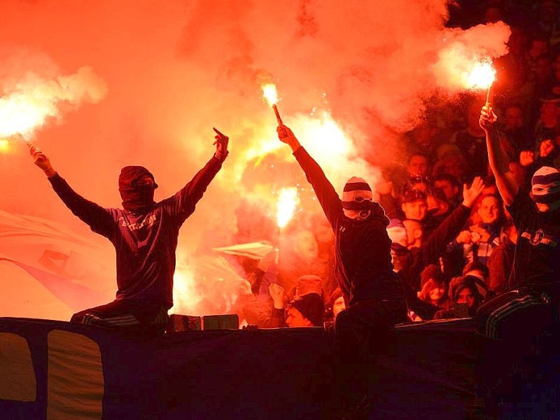 Wenige Anhänger des FC Schalke 04 sorgten am während des Spitzenspiels gegen Eintracht Frankfurt für Feuer und Qualm in der Nordkurve der Schalke-Arena.