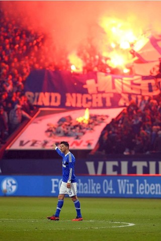 Wenige Anhänger des FC Schalke 04 sorgten am während des Spitzenspiels gegen Eintracht Frankfurt für Feuer und Qualm in der Nordkurve der Schalke-Arena.