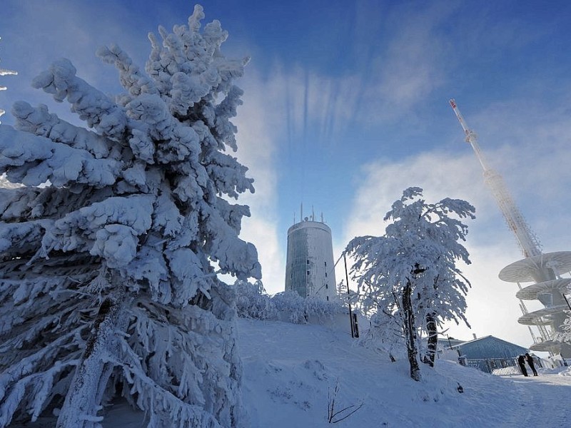 Auf dem Inselsberg in Thüringen ist die ganze Landschaft winterlich verschneit.