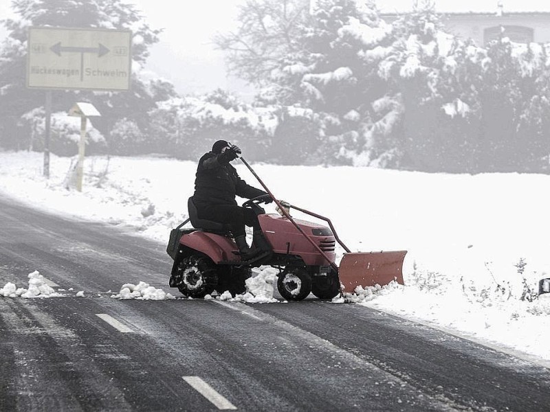 In Ennepetal Königsfeld wird der Schnee von der Straße geräumt.