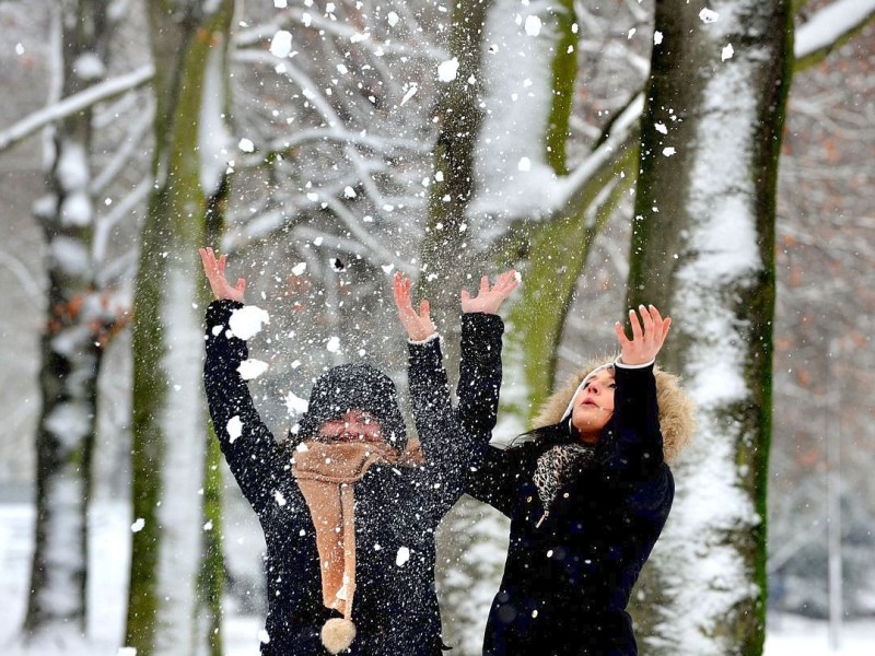 Laura (l.) und Gwindi haben Spass im Duisburger Kantpark.