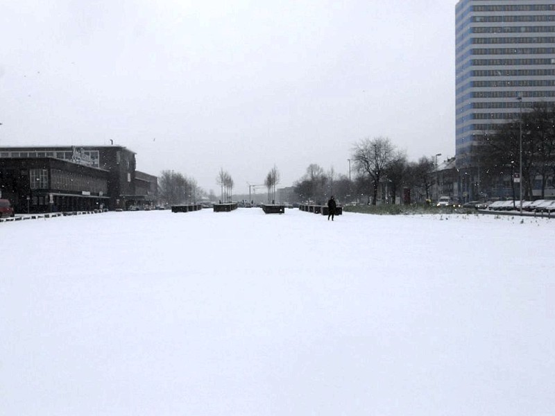 Die Duisburger Bahnhofsplatte mit Schnee bedeckt.