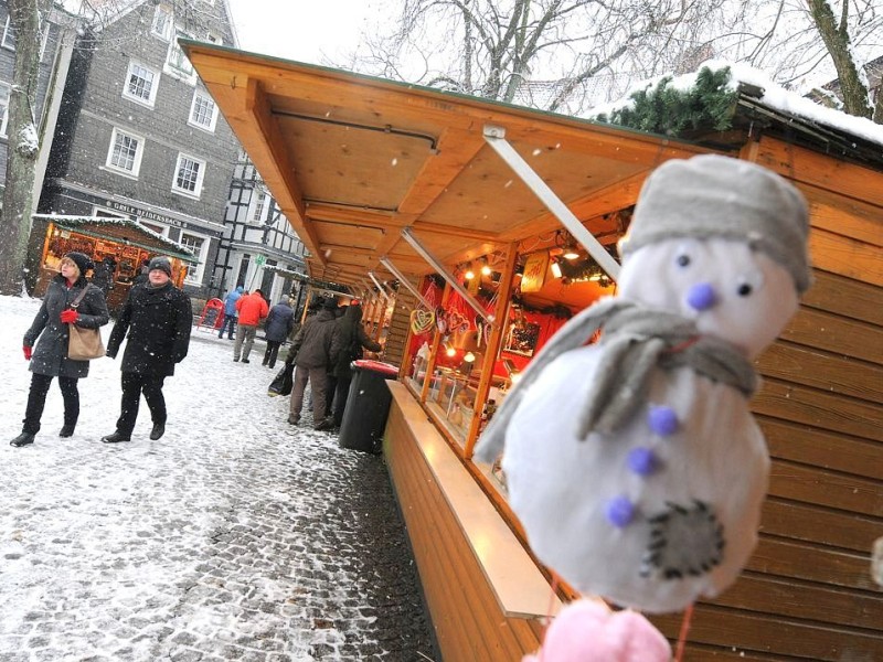 Verschneit zeigt sich auch der Hattinger Wheinachtsmarkt.