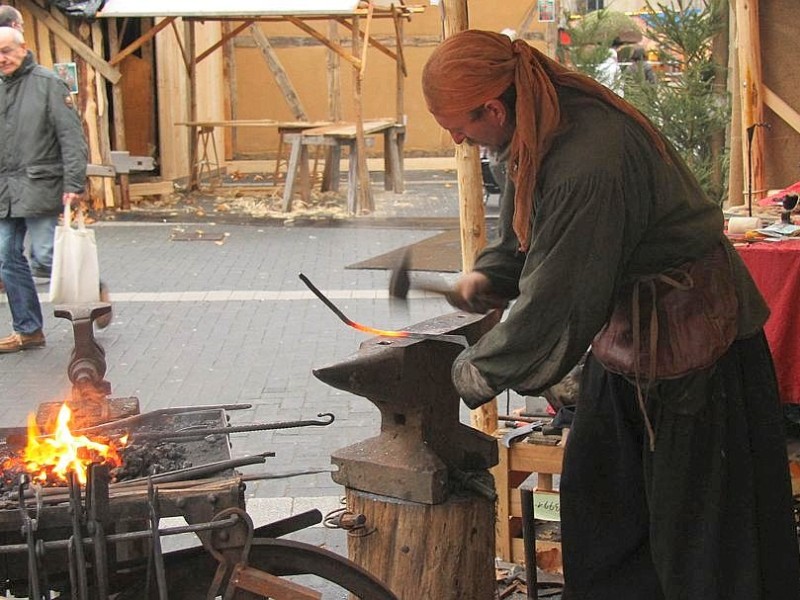 Weihnachtsmarkt Bochum mit seinem Mittelaltermarkt und vielen Ständen zum Probieren und Ausprobieren am 03.Dezember 2012 in Bochum,Nähe Husemannplatz.Der Schmied Fynn zeigt gern seine Kunst des Schmiedens in der heißen Glut des Feuers.   Foto: Claudia Schütte / WAZ FotoPool