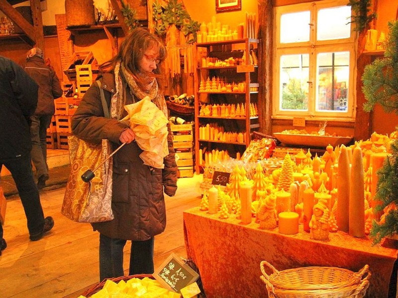 Weihnachtsmarkt Bochum mit seinem Mittelaltermarkt und vielen Ständen zum Probieren und Ausprobieren am 03.Dezember 2012 in Bochum,Nähe Husemannplatz.Bienenwachskerzen und Honig kommt von der Imkerei Schmidt,Inhaber Ralf D. Schmidt.   Foto: Claudia Schütte / WAZ FotoPool