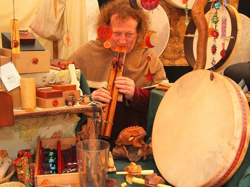 Weihnachtsmarkt Bochum mit seinem Mittelaltermarkt und vielen Ständen zum Probieren und Ausprobieren am 03.Dezember 2012 in Bochum,Nähe Husemannplatz.Andy Gramp verkauft Windspiele und Musikinstrumente.i.Bild indische Flöte.   Foto: Claudia Schütte / WAZ FotoPool