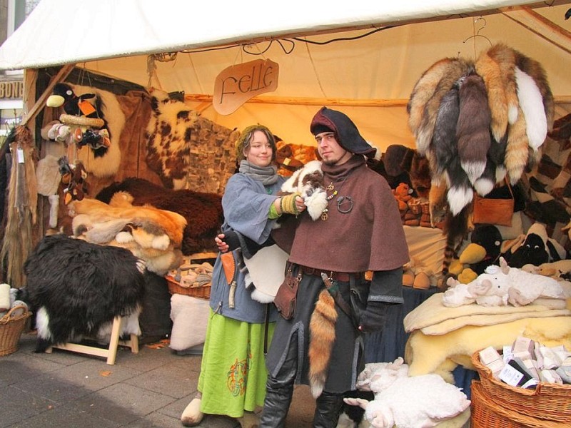 Weihnachtsmarkt Bochum mit seinem Mittelaltermarkt und vielen Ständen zum Probieren und Ausprobieren am 03.Dezember 2012 in Bochum,Nähe Husemannplatz.Felle über Felle von Rene Friedrich,besonders das Schafsfell wärmt sehr gut.   Foto: Claudia Schütte / WAZ FotoPool