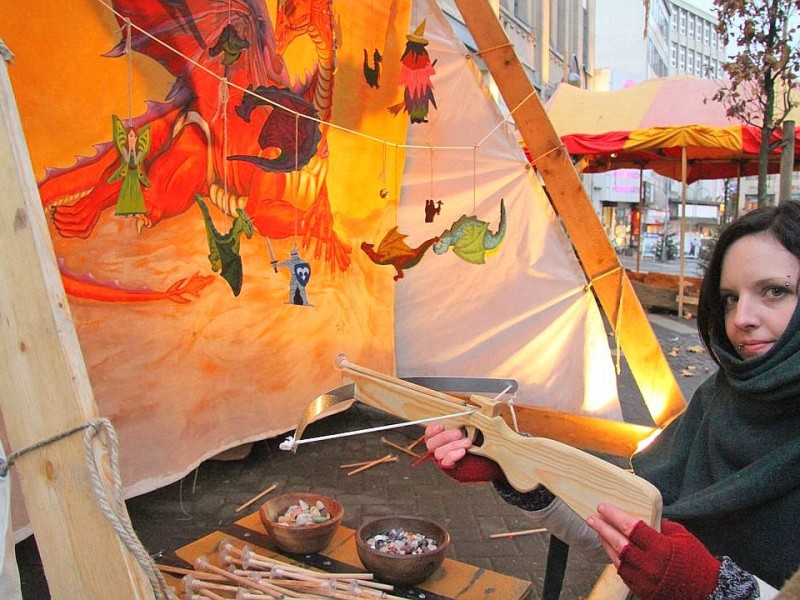 Weihnachtsmarkt Bochum mit seinem Mittelaltermarkt und vielen Ständen zum Probieren und Ausprobieren am 03.Dezember 2012 in Bochum,Nähe Husemannplatz.Auf Drachenjagd geht Babsy mit einer Armbrust.     Foto: Claudia Schütte / WAZ FotoPool