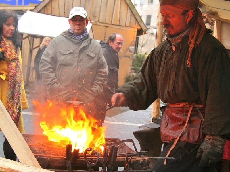 Weihnachtsmarkt Bochum mit seinem Mittelaltermarkt und vielen Ständen zum Probieren und Ausprobieren am 03.Dezember 2012 in Bochum,Nähe Husemannplatz.Der Schmied Fynn zeigt gern seine Kunst des Schmiedens in der heißen Glut des Feuers.   Foto: Claudia Schütte / WAZ FotoPool