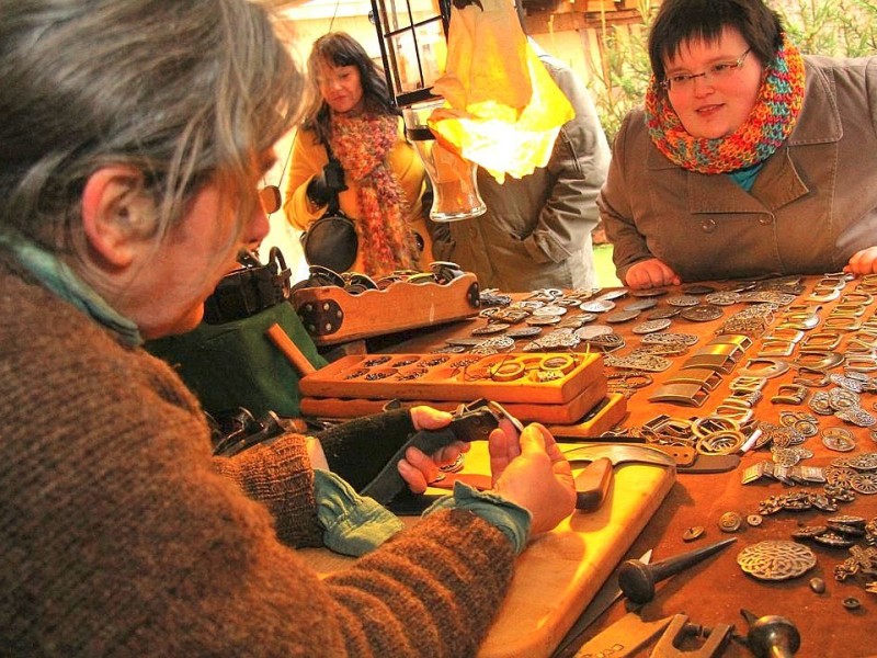 Weihnachtsmarkt Bochum mit seinem Mittelaltermarkt und vielen Ständen zum Probieren und Ausprobieren am 03.Dezember 2012 in Bochum,Nähe Husemannplatz.Jessica Weiss läßt sich eine Gürtelschlaufe von Edgar Eichner dem Riemenschneider anfertigen.   Foto: Claudia Schütte / WAZ FotoPool