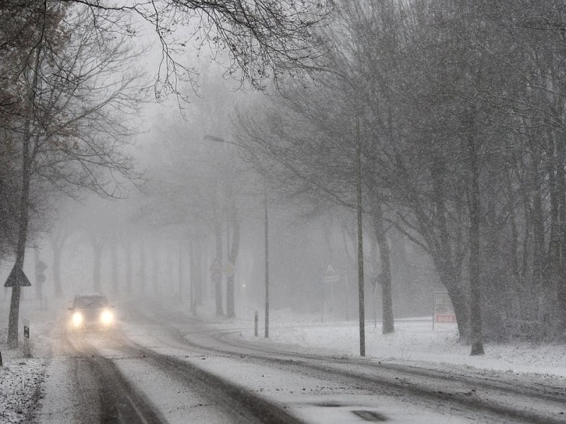 Winterwetter auf der Kaldenhausener Strasse in Moers am Freitag, 07.12.2012. Foto: Bernd Lauter/WAZ FotoPool