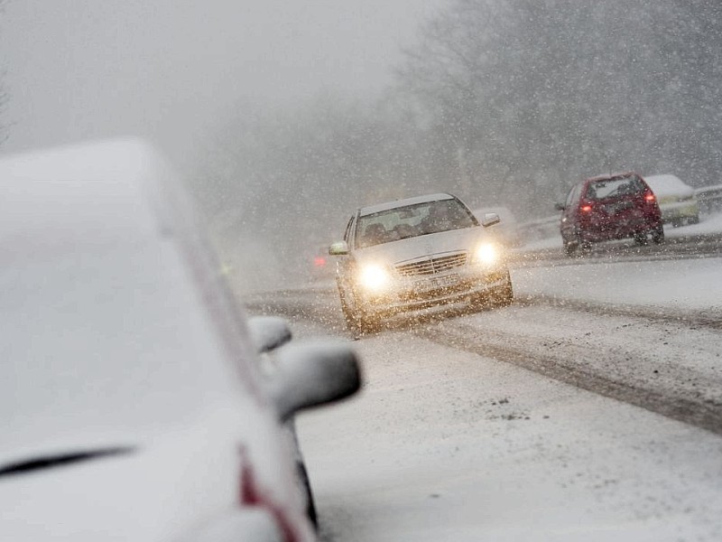 Winterwetter kaldenhausener Strasse in Moers am Freitag, 07.12.2012. Foto: Bernd Lauter/WAZ FotoPool