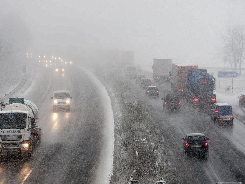 Winterwetter auf der Autobahn A57 an der Anschlussstelle Moers - Kapellen am Freitag, 07.12.2012. Foto: Bernd Lauter/WAZ FotoPool