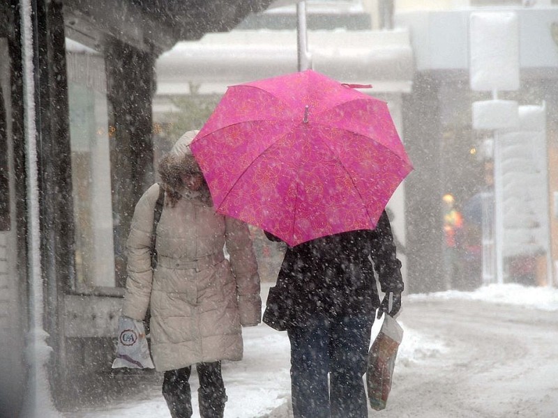 Am Freitagtag, den 07.12.2012 in Kleve schneite es gewaltig.Foto: Heinz Holzbach WAZ FotoPool