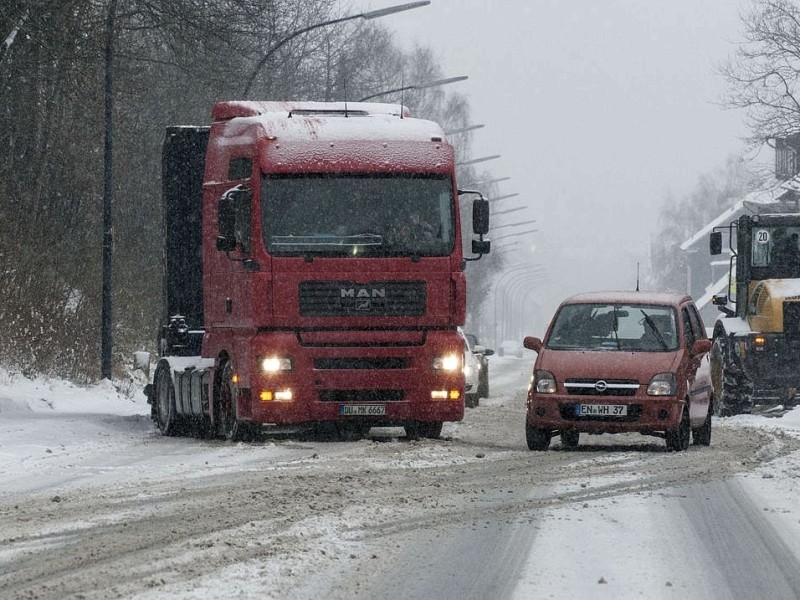 Lkw hängt an Haßlinghauser Straße fest.