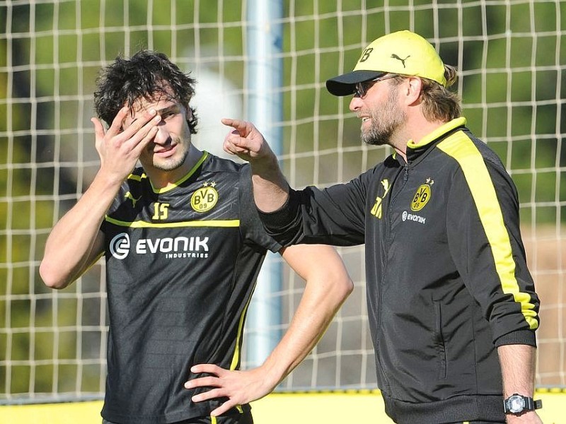 Fußball Bundesliga Borussia Dortmund: Trainingslager in La Manga (Spanien) am 06.01.2013. Trainer Jürgen Klopp (r) gibt während des Trainings Anweisungen an Mats Hummels. Foto: Guido Kirchner/dpa  +++(c) dpa - Bildfunk+++