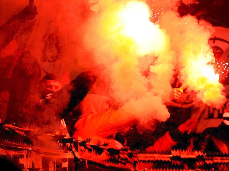 Frankfurter Anhänger zündeten in Leverkusen Pyrotechnik.