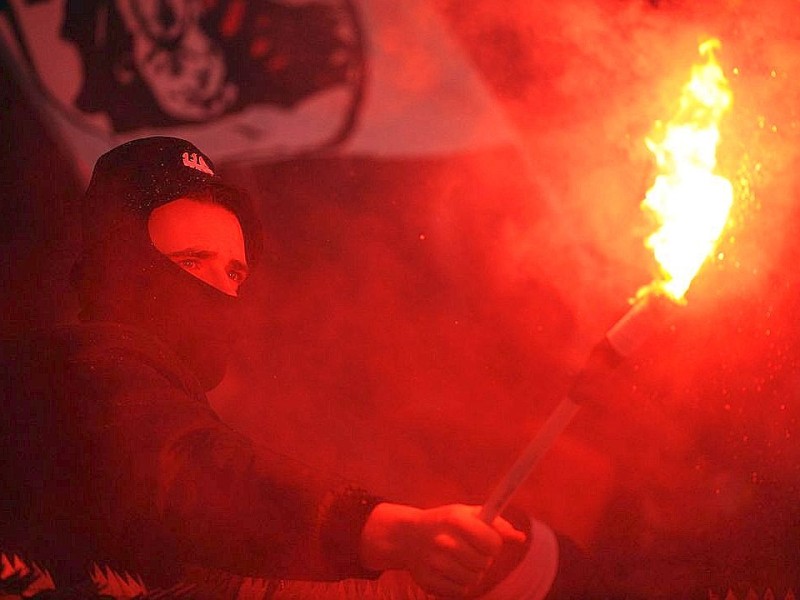 Frankfurter Anhänger zündeten in Leverkusen Pyrotechnik.